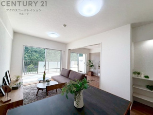 リビングダイニングは家族や友人とのコミュニケーションを楽しむ場所でくつろぎながら食事や会話を楽しめ、多目的に利用できリラックスできる空間です。家庭内の中心として機能し、快適な生活をサポートします。