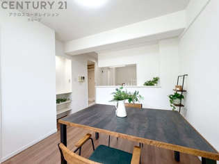 キッチン前のダイニングスペース　カウンターキッチンから料理の受け渡し等に便利です。ダイニングセットを置いても十分な広さを確保。