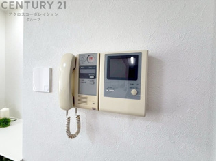 訪問者が来たときにテレビ画面で確認できるため、安心してドアを開けられます。録画機能があるものもあり、留守中に来訪者を記録しておくことができます。利便性が高く、セキュリティ面でも安心です