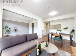 リビングダイニングは家族や友人とのコミュニケーションを楽しむ場所でくつろぎながら食事や会話を楽しめ、多目的に利用できリラックスできる空間です。家庭内の中心として機能し、快適な生活をサポートします。