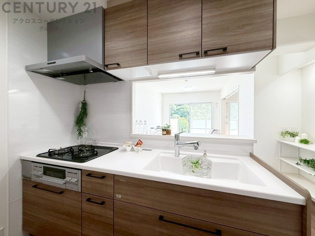 シンプルなデザインと使いやすさを兼ね備えた対面式システムキッチンは、効率的な作業スペースを提供し、家族やゲストとのコミュニケーションを促進します。