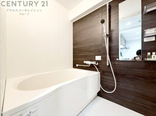 ユニットバスは省スペースでありながら、シンプルな設計と使いやすさを備え、簡便なメンテナンスが可能です。またミラー・小物置き場もあり便利です。