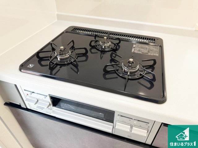 神戸市垂水区桃山台　新築一戸建ての設備|ダブル高火力Ｓｉセンサー付きコンロ！３口あるので、まとめて料理をする時も大活躍！