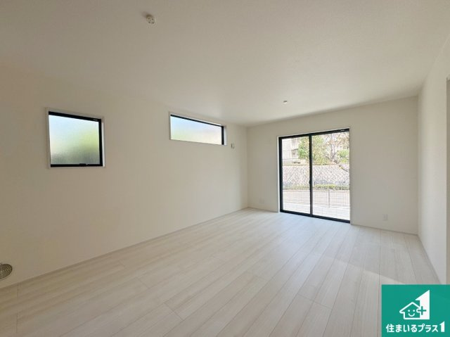 神戸市垂水区桃山台　新築一戸建ての居間・リビング|シンプルなリビングは、観葉植物等のインテリアを楽しめますね！パパ好みにも、ママ好みにも家具次第で雰囲気を変えることができます！