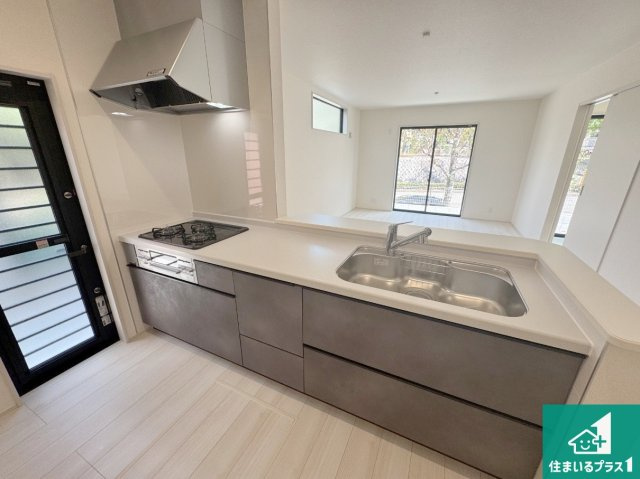 神戸市垂水区桃山台　新築一戸建てのキッチン|リビングと統一感があり、使い勝手のいいキッチン。広々としているので、二人並んで作業が出来ちゃいます。お子様と一緒に色々なお料理に挑戦できるスペースがあります。