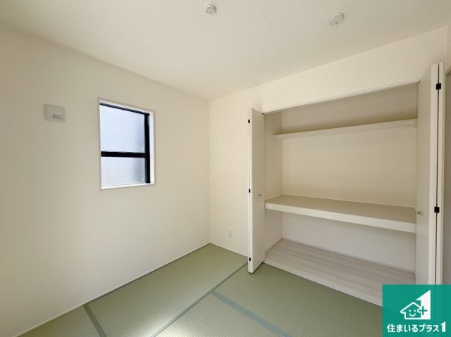 神戸市垂水区桃山台　新築一戸建ての和室|一室あると便利な和室は客間としてだけでなく、小さなお子様のプレイルームや食後のくつろぎスペースとしてもご利用いただけます。収納もついていますので大活躍間違いなし！