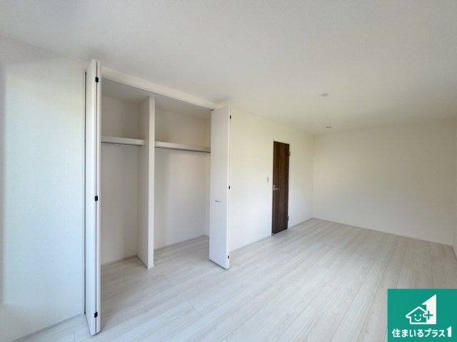 神戸市垂水区桃山台　新築一戸建ての収納|シンプルな洋室は、自分好みのインテリアが楽しめます♪ご家族とインテリアや家具を選びに行くのは新築購入時の醍醐味の一つです。ぜひお楽しみください♪