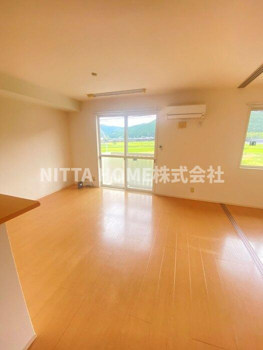 コンフォール・ヴィラ　Ｄ棟の居間・リビング|明るいリビングです☆彡