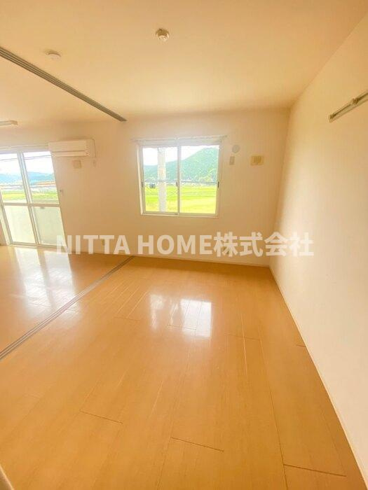 コンフォール・ヴィラ　Ｄ棟の内装|リビングの隣についている６帖の洋室です◇