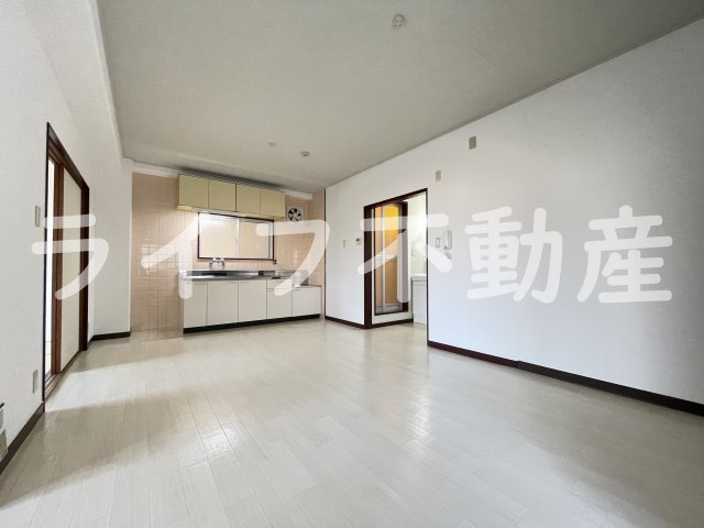 第二シャトー新町の居間・リビング|こちらの居間で趣味の時間をお楽しみください