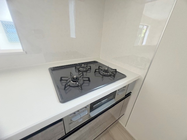 茅ヶ崎市松が丘1丁目　新築戸建　1号棟のキッチン|同時進行ができる3口コンロ♪