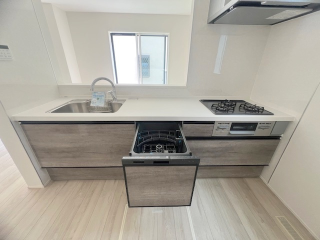 茅ヶ崎市松が丘1丁目　新築戸建　1号棟のキッチン|時間短縮に便利食洗機付き◇◇