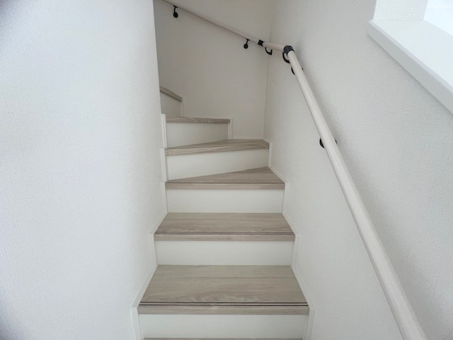 茅ヶ崎市松が丘1丁目　新築戸建　1号棟の内装|手すり付き階段♪