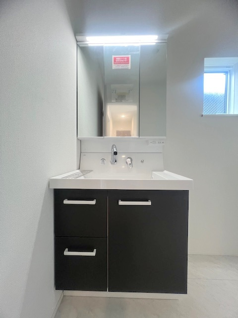 茅ヶ崎市松が丘1丁目　新築戸建　1号棟の独立洗面台|朝の身支度もスムーズ洗面化粧台♪