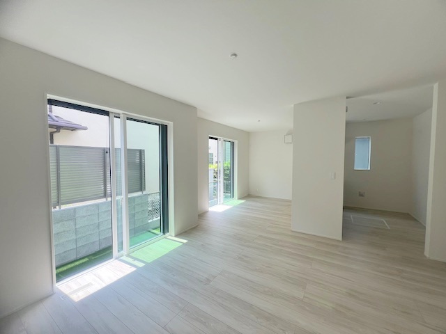 茅ヶ崎市松が丘1丁目　新築戸建　1号棟の居間・リビング|リビングからお庭に抜けることができます◇◇