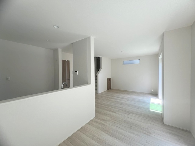 茅ヶ崎市松が丘1丁目　新築戸建　1号棟の居間・リビング|16帖のリビングルーム◇◇