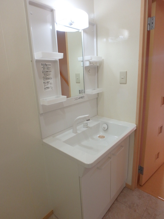 リビングタウン万々 C棟の独立洗面台|洗髪洗面化粧台