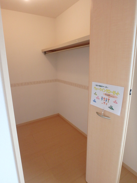 リビングタウン万々 C棟の収納|ウォークインクローゼット