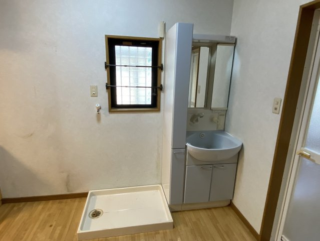 西条市船屋　中古住宅の洗面所|室内に洗濯機の置ける物件です！