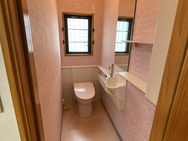 西条市船屋甲の中古一戸建のトイレ|手洗い・収納付きのトイレです！