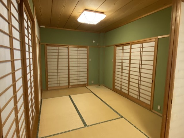 西条市船屋甲の中古一戸建の和室|リビングと繋がっている和室です。収納もあるので使いやすいですね