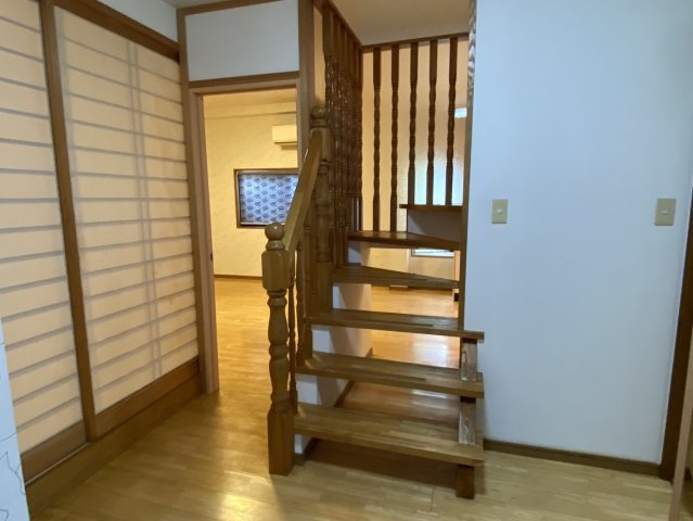 西条市船屋　中古住宅の内装|玄関から見たホール部分です！