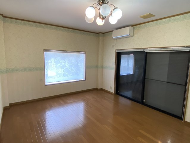 西条市船屋　中古住宅の洋室|２F南側の１０帖洋室です！隣に納戸スペースがあり主寝室として使いやすいですね