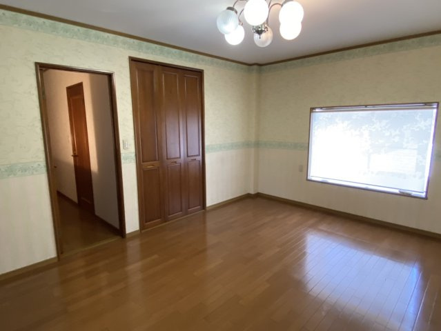 西条市船屋　中古住宅の洋室|東と南に窓があり採光もバッチリです！収納付きです！