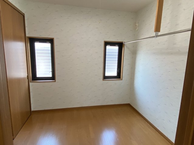 西条市船屋　中古住宅の収納|10帖洋室と繋がっている納戸スペースです！大きな荷物があっても大丈夫！