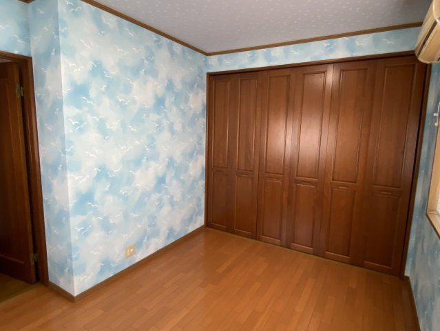 西条市船屋　中古住宅の洋室|２階西側の6.5帖洋室です！奥に広く収納スペースがあります！