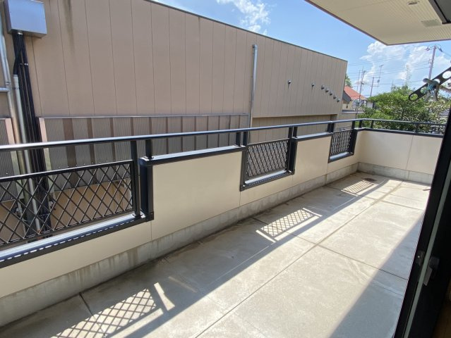 西条市船屋　中古住宅のバルコニー|２階バルコニーになります！奥行きも深く使いやすいですね！