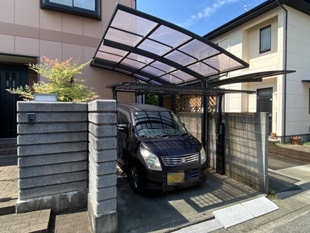 西条市船屋　中古住宅の駐車場|電動ゲート付きの駐車スペースです！軽自動車の駐車が可能です！