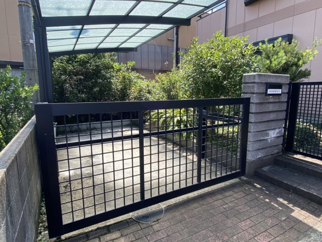 西条市船屋甲の中古一戸建の駐車場|電動ゲート付きの駐車スペースです！車の駐車が可能です！