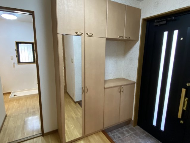 西条市船屋甲の中古一戸建の玄関