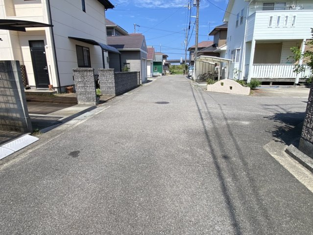 西条市船屋　中古住宅の前面道路含む現地写真