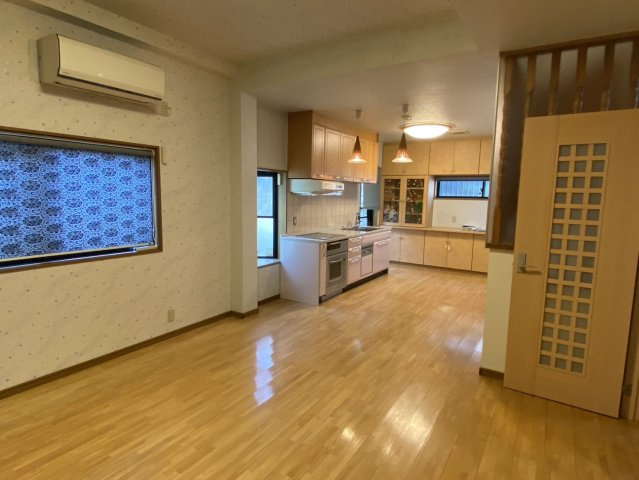 西条市船屋　中古住宅の居間・リビング|LDK16.5帖あります！築年数を感じさせないくらい綺麗な室内です！