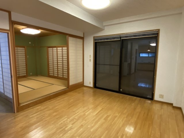 西条市船屋甲の中古一戸建の居間・リビング|掃出し窓は電動シャッター付で防犯面もバッチリです！