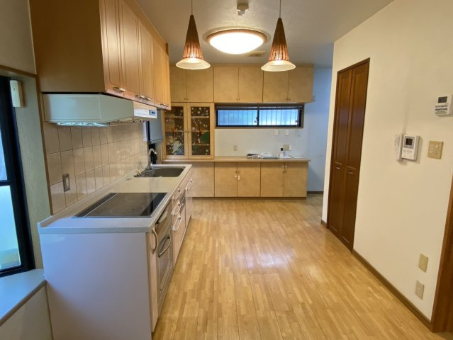 西条市船屋　中古住宅のキッチン|キッチン収納も多くあるので収納場所に困りません！