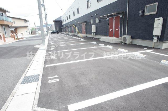 クリスタルハイツ仁豊野の駐車場