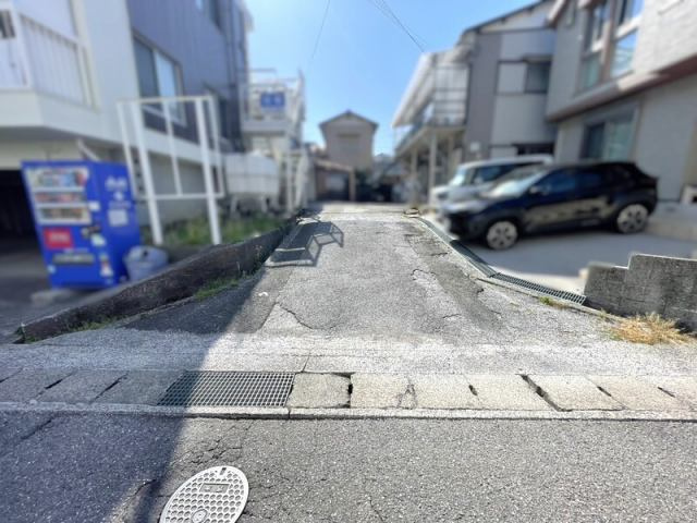 高知市薊野西町２丁目　中古一戸建ての前面道路含む現地写真|前面道路含む現地写真です
