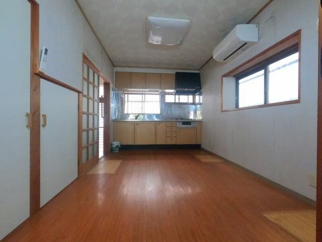 高知市薊野西町２丁目　中古一戸建てのキッチン|木の温もりに包まれる、落ち着きある空間