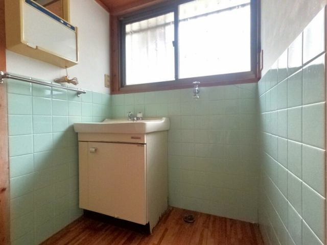 高知市薊野西町２丁目　中古一戸建ての独立洗面台|独立洗面台、小物を置くことができて便利です