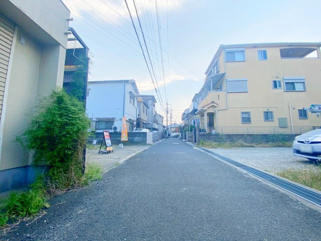 寺本５丁目　メインプラン　建築条件付き土地の前面道路含む現地写真|「新居は“いいところ”も“わるいところ”も知った上で決めたい」 そんな当たり前の思いに寄り添う住宅会社でありたいと思っています！