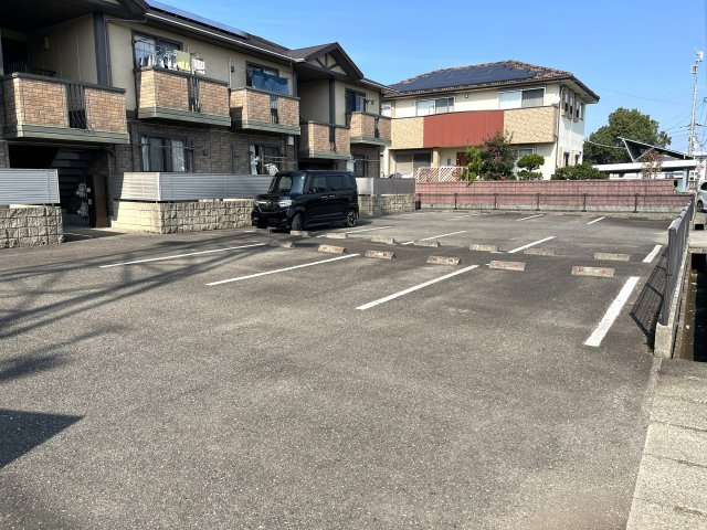 パルファンローズの駐車場