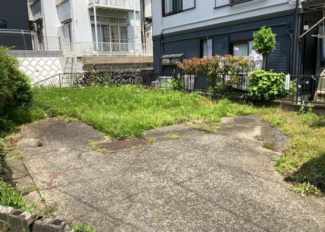 【外観】 | 現地に行くなら、物件の周囲の地形がどうなっているかを見ることも大切です。周辺より低くなっている土地では、大雨などで水が集まりやすいため、地盤が弱くなっているということも考えられるため、注意が必要です。