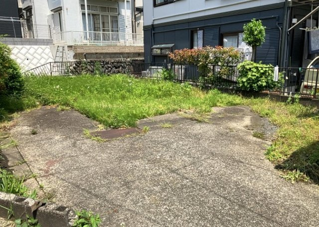 【外観】 | 隣家の土地はどうなっているのか、生活利便施設が近くにあるのか、学校まで近いかなど、お客様のライフスタイルにあわせたイメージが重要です。また、近くにあると困る施設が近くにないかも確認するといいでしょう。