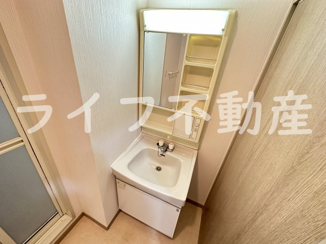 フォワイエの独立洗面台|朝の支度にも助かる、独立の洗髪洗面化粧台