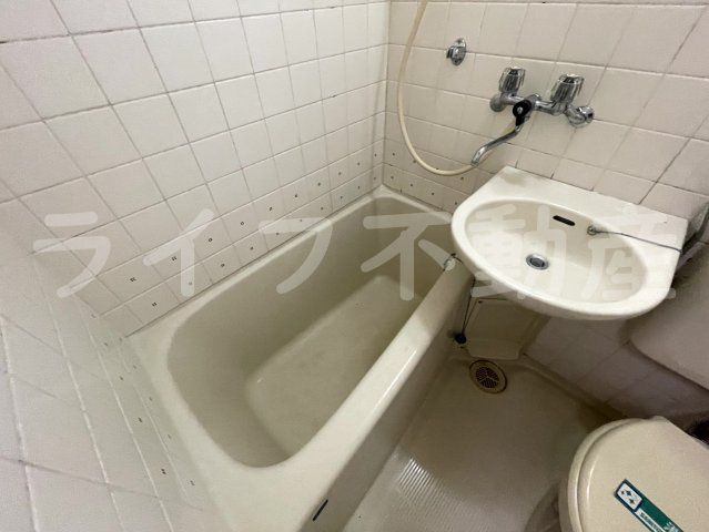 メゾン朝日八戸ノ里の浴室|きれいなお風呂です