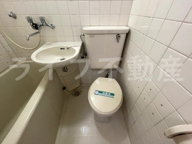 メゾン朝日八戸ノ里のトイレ|落ち着いた色調のトイレです