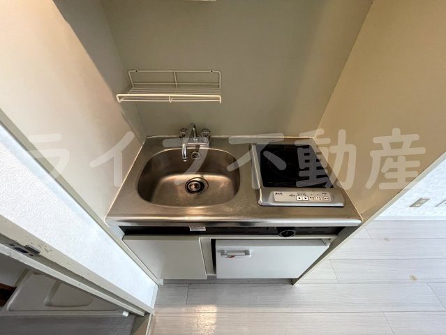 メゾン朝日八戸ノ里のキッチン|コンパクトなキッチンで掃除もラクラク